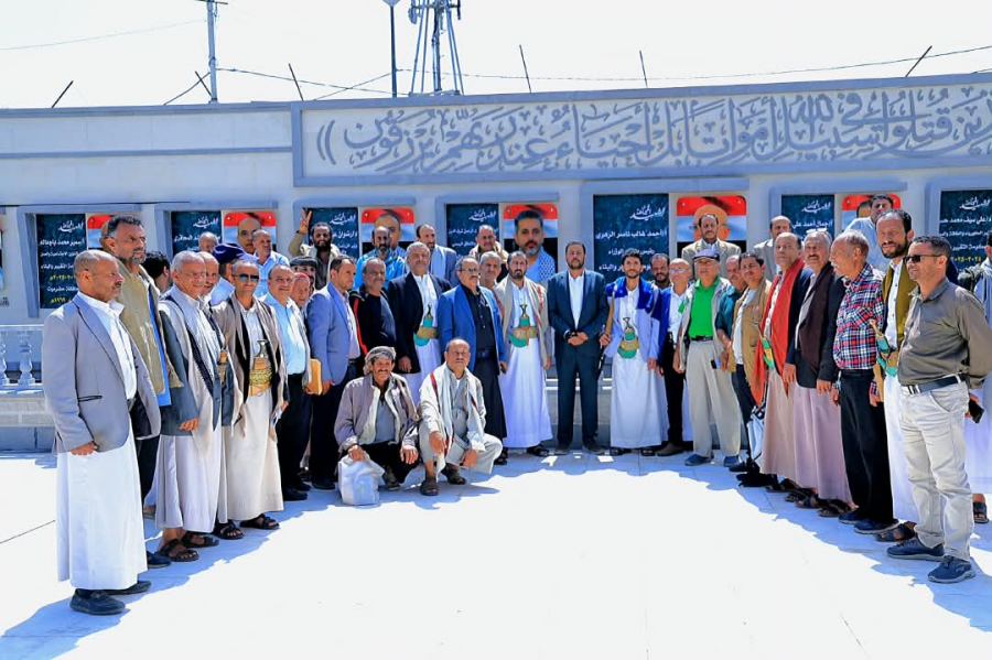 قيادة وكوادر وزارة الشباب والرياضة بصنعاء يزورون أضرحة شهداء الوطن في ميدان السبعين